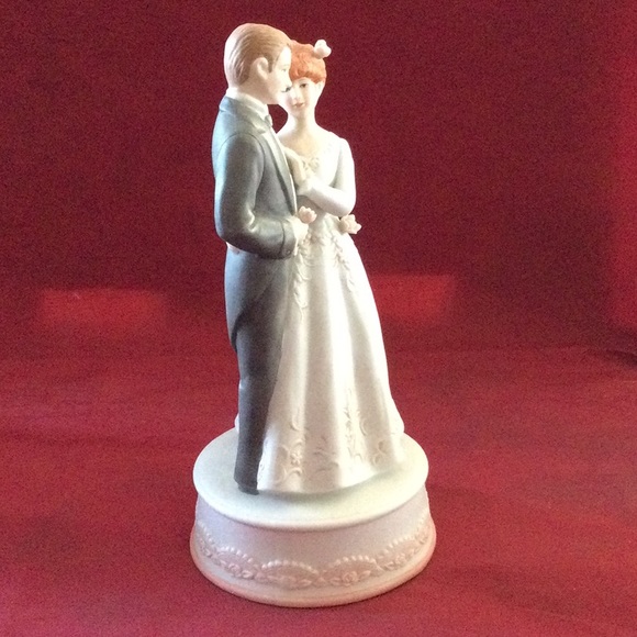 Bride & Groom Musical Figurine - Picture 3 of 7